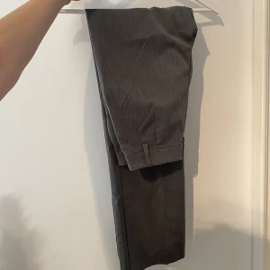 Mörkgråa kostymbyxor - Mörkgråa kostymbyxor från bikbok. är 169cm lång. endast testade. använd köp nu❤️FRI FRAKT FRÅN 30onde-6e nov via köp nu
