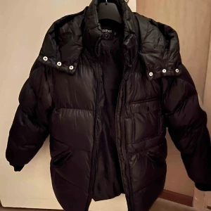 Pufferjacka - - Säljer nu en vinterjacka som är slutsåld på hemsidan. Har köpt en ny och därför vill jag sälja denna!  Jackan är i väldigt bra skick! ❄️🤍 Den är rätt overszied men har passat mig bra som är kort