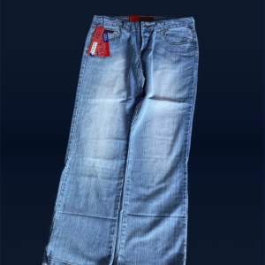 Supersnygga baggy jeans ja köpt som tyvärr var för små. Lågmidjade o jättesnygg fit