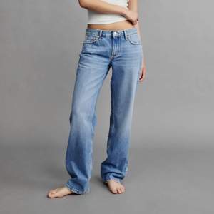 Snygga jeans från Gina, säljer då jag tyvvär växt ur dem. Köpta för 500kr och sparsamt använda sen dess. Skriv för fler bilder💞