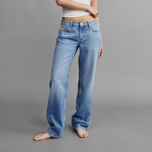 Low straight jeans - Snygga jeans från Gina, säljer då jag tyvvär växt ur dem. Köpta för 500kr och sparsamt använda sen dess. Skriv för fler bilder💞