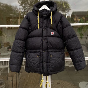 Fjällräven Expedition Down vinterjacka  - Hej, säljer den väldigt populära vinter dunjackan från Fjällräven. Storlek XS men passar olika beroende på storlekspreferens. Finns 2 små defekter, bild kan fås i DM. Annars i utmärkt skick. Varm & bekväm. Nypris 7000kr. Pris kan diskuteras. Hör av dig!