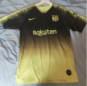 Messi barcelona tröja - Snygg fotbollströja som påminner om goda tider. Kom med eget pris. Inga skambud