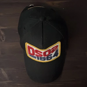 Dsquared keps - Säljer min Dsquared 2 keps för att jag inte riktigt gillar den pågrund av passform. Köptes på farfetched i våras för 1400 kr. RIKTIG har bevis