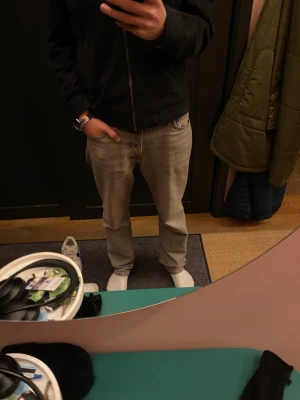 Jack and Jones jeans - Jeans från Jack and Jones, gråa vilket är riktigt populärt som funkar till alla outfits, strlk 29:32 och modellen är 178 men funkar mellan 175 och 182. Priset är inte hugget i sten och byten funkar också! 