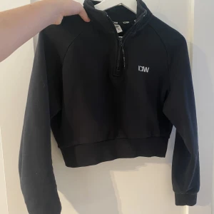 ICIW hoodie - Half zip hoodie från ICIW. storlek M mer som S. Använd fåtal gånger. använd köp nu❤️FRI FRAKT FRÅN 30onde-6e nov via köp nu
