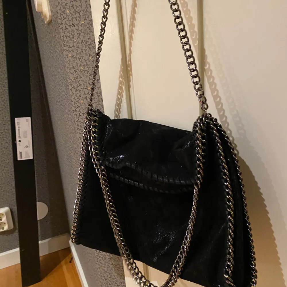 Ny Stella McCartney liknande svart väska från Chelsea , köpt för 400kr men kommer tyvärr inte komma till användning ❤️bra med plats och bra små fack ❤️👌 TRYCK INTE PÅ KÖP NU. Väskor.