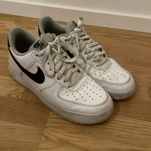 Nike Air Force 1 - Säljer nu dessa Nike Air Force 1 då dem har blivit för små. Storleken är (43) och har använts under sommaren några gånger. Har rengjort och borstat så dem är fortsatt fräscha och i bra skick. Originalpris (1500kr). Skriv för fler frågor!