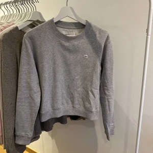 Grå Sweatshirt  - Super mjuk och mysig tröja från Calvin Klein! Knappt använd och i super fint skick! Sitter bra på mig som vanligtvis har XS
