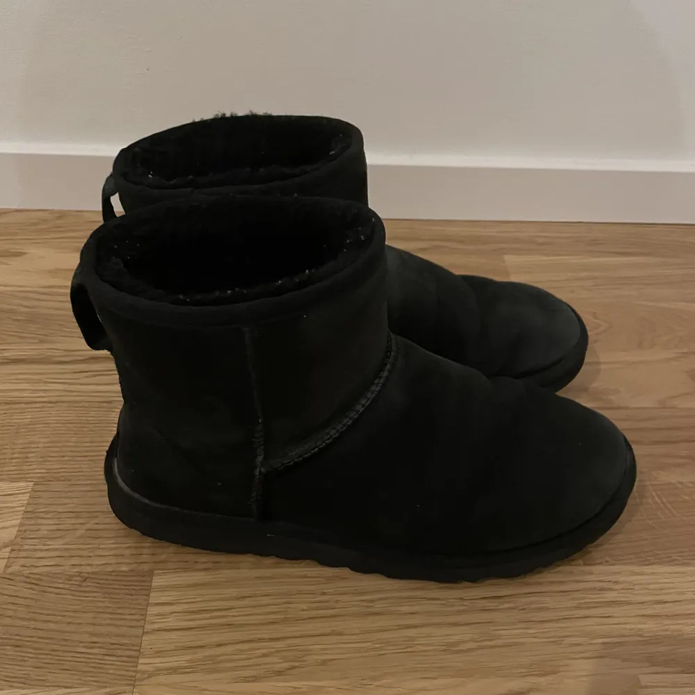 Säljer nu dessa uggs då dom har blivit för små. Storleken är (43) och har använts några gånger under förra vintern. Men har borstat så dom är rätt så fräscha och i fortsatt bra skick. Original pris (2000kr) Skriv för fler frågor!. Skor.