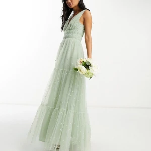 Balklänning - Säljer denna super fina balklänning i storlek 36 som är helt slutsåld. Den är aldrig använd! 