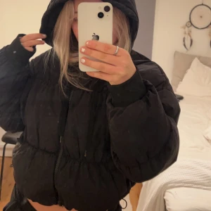 Svart jacka  - Säljer en gammal vinterjacka från hm i sl XS men passar även S. Den är kort i modellen och varm. Verkligen skitsnygg!!