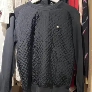 Young versace dun sweatshirt  800kr  Skick (8-10)  Storlek (164/xs)  Möts upp i stan alternativt fraktar 