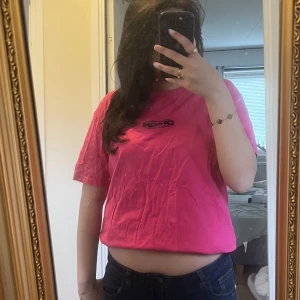 t-shirt  - skit snygg streestyle t-shirt, tröjan är i nyskick, endast lite skrynklig men kan ordnas innan den skickas om det önskas! är i storlek M men är lite oversized i storlek. pris kan diskuteras💕