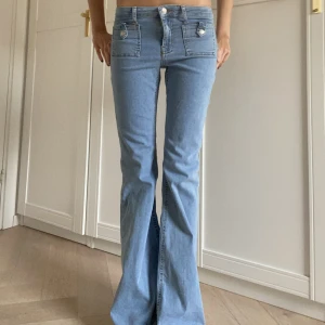 Bootcut jeans - Så snygga bootcut jeans med unika fickor på framsidan så sjukt snygga och najs🙏🏽❤️