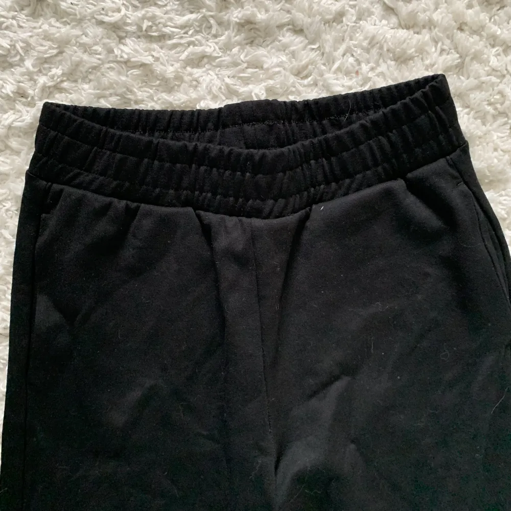 Svarta byxor från Lindex i storlek 152, använda fåtal gånger så nästan nyskick🌟 Skönt material. Jeans & Byxor.