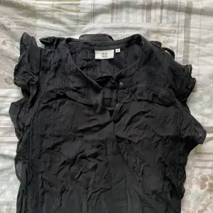 En svart klänning med volanger från märket NoaNoa💖 använd en gång. Storlek 34