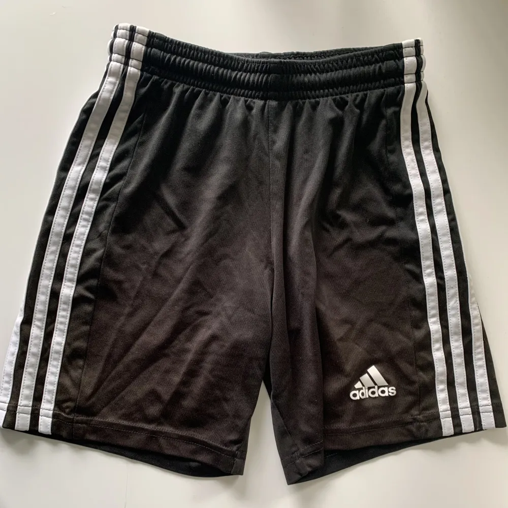 Adidas shorts, storlek 9-10 år, passar xxs-xs🌟lite solblekta. Shorts.