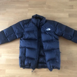 North Face Puffer Jacket - Säljer nu min eftertraktade north face jacka som är perfekt nu för kallare tider! Har endast använt den en kort stund under förra vintern. Jackan har inga tecken på användning och är i nyskick. Priset är inte hugget i sten så kom dm för pris o frågor!