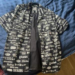 Dickies-skjorta storlek M, rätt oversize!  Använd en gång tror jag, är som nyskick! Pris kan diskuteras 