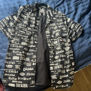 Dickies skjorta  - Dickies-skjorta storlek M, rätt oversize!  Använd en gång tror jag, är som nyskick! Pris kan diskuteras 