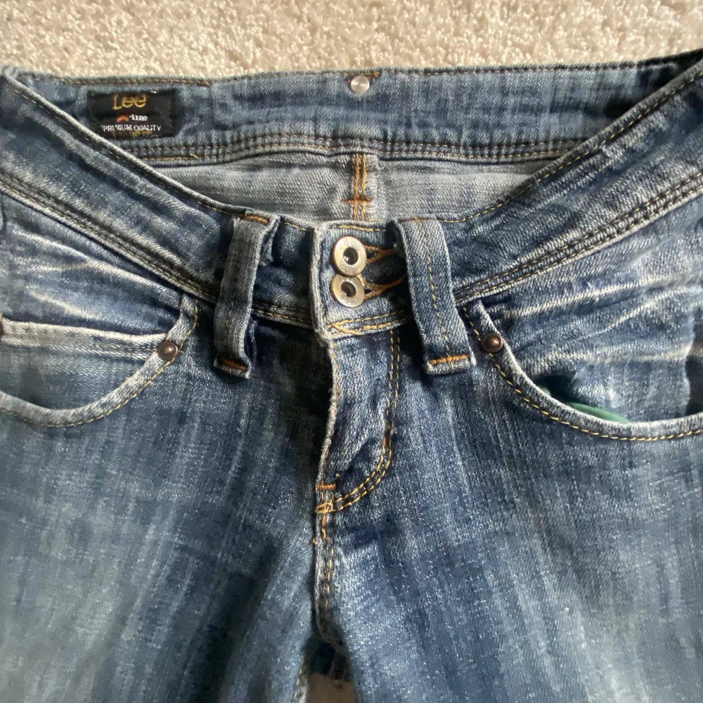 Snygga lågmidjade Lee jeans. Skriv för fler bilder. Jeans & Byxor.