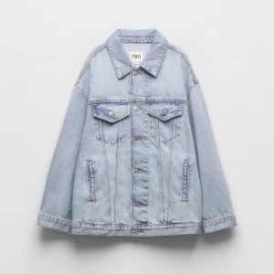 Jeansjacka zara - Jeansjacka från zara i ljusblått Fint skick  Köpt för 700kr Storlek M-L