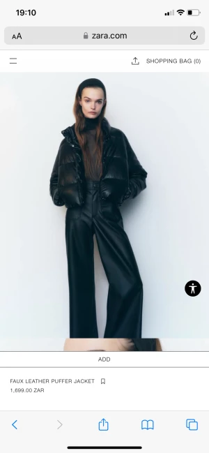 Puffer jacket - Jättesnygg pufferjacka i PU. Köpt från Zara, sjukt skön och varm, perfekt nu till vintern och regnet!! Säljs just nu på Zara för 700kr!!