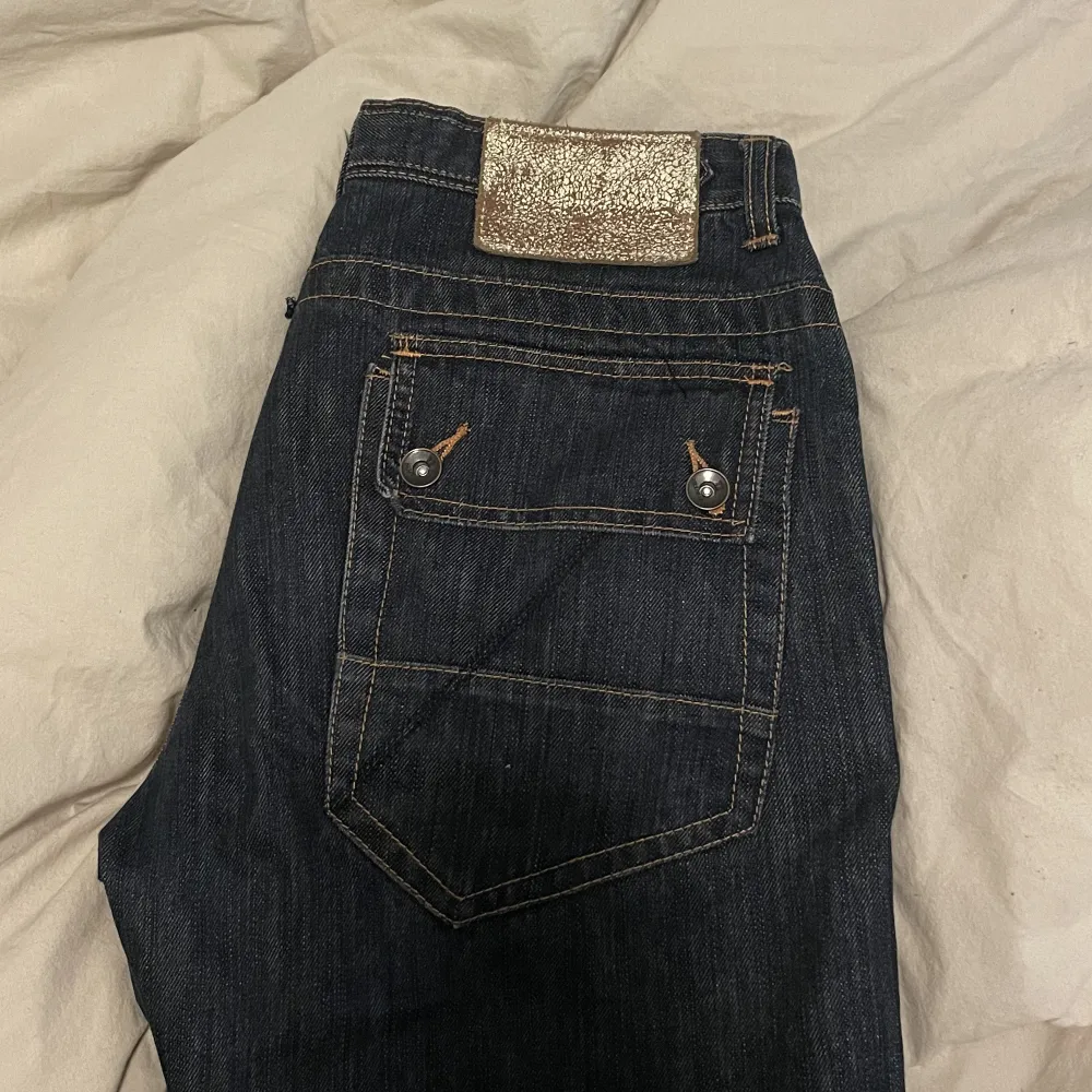 byxor fyndade second hand. små i storleken, känns slå på mig som har M eller w29 i jeans. är 178cm lång som referens! 🕺💖😙. Jeans & Byxor.