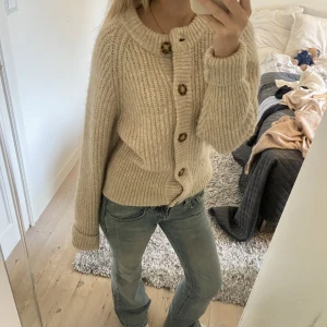 Stickad kofta - Säljer denna fina och mysiga kofta från zara som är i superfint skick! Storlek M