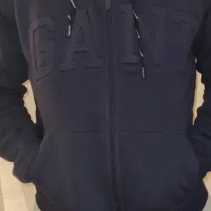 Marinblå hoodie med luva i storlek M, aldrig använd! Superskön kvalité och passar till allt 🥰