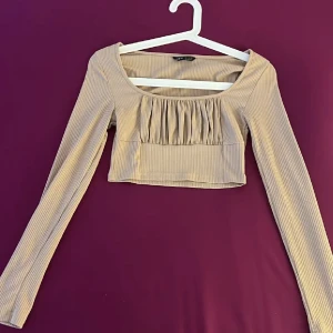 Magtröja - Beige croppad topp i nyskick!! Superfin 🤍🤍