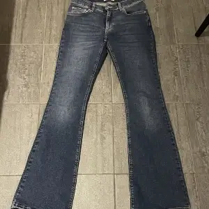 Säljer mina low waist bootcut jeans från gina tricot då de är för små i midjan. Endast använda två gånger och är i fint skick, inga defekter. De är i storlek 36 men stretchiga. Är i princip som nya. Nypris är 500 kr.