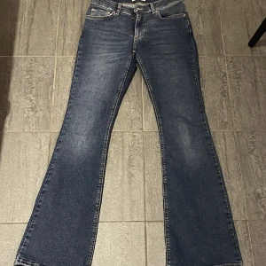Gina tricot low waist bootcut jeans - Säljer mina low waist bootcut jeans från gina tricot då de är för små i midjan. Endast använda två gånger och är i fint skick, inga defekter. De är i storlek 36 men stretchiga. Är i princip som nya. Nypris är 500 kr.