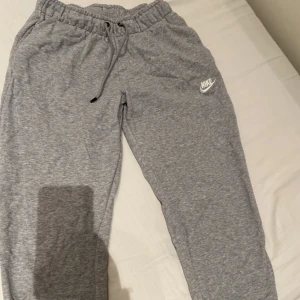 Nike byxor - Fina grå nike byxor i storlek XS men passar även storlek S. Lite slitna av tvätt men funkar bra som mys byxor. 