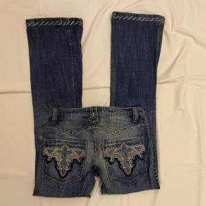 Snygga jeans från antik denim. Midja: 36 cm x 2. Innerbenslängd: 83 cm. Benöppning: 24cm.