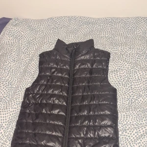 Väst - Väst en liten fläck syns inte så mycke