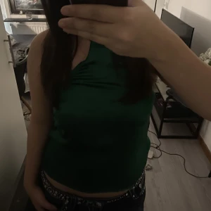Grön satintröja - Super snygg mörkgrön satin tröja med hög krage. Inte så använd så har inga defekter. 