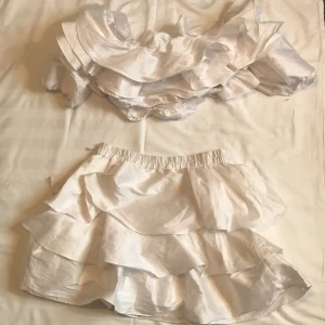 Vit ruggig kjol och topp - - Plagg: Kjol och topp - Mönster: Inget - Färg: Vit - Storlek: M - Märke: Vila - Skick: Otroligt bra  - Egenskaper: Ruggig, off shoulder, set, puffig  Kontakta mig gärna vid frågor 💕 
