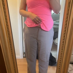 kostymbyxor - säljer nu dessa kostymbyxor då dom inte används längre! dom är low rise och oversized! pris kan diskuteras💕(ganska långa på mig som är 170)