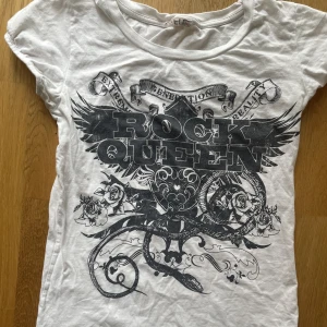 tröja med tryck  - Supercool y2k tröja med tryck där det står ”rock Queen”, använd fåtal gånger. Bra skick!