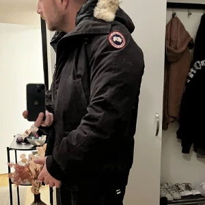 Canada goose  - Svart Canada goose jacka , bomber modell. Äkta, några år gammal men mycket kvar att ge. Dragkedjan strular lite men kan bytas för någon hundra lapp. 