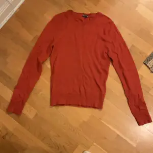 Sjukt fin röd stickad tröja i alpacka från svenska designern Julian Red. Den har gått upp lite i en söm i armhålan varför jag säljer den så billigt, syns inte särskilt och kan lätt sys ihop igen. Märkt som storlek M för herr men lite liten i storlek