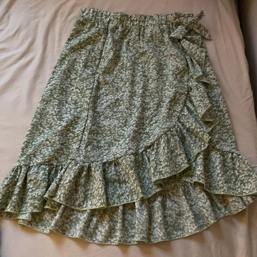 En grön blommig kjol köpt från Shein för 99kr säljer för 50kr, jätte gullig till sommaren. Storlek: 11-12 Midjemått: 73, längd: 47.. Kjolar.