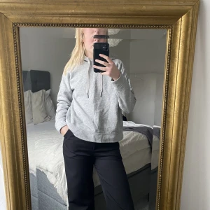 Grå hoodie  - En grå hoodie från Vero Moda. Storlek XS. 