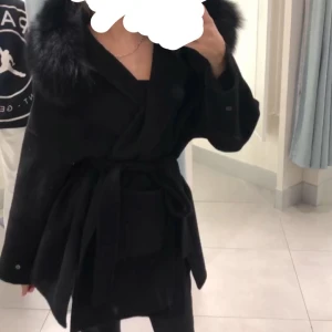 Svart kappa med päls  - Säljer min skit snygga svarta långa kappa med päls.💋 Kappan har knappar på ärmarna pågrund av att den ska ha päls på armarna men de har jag tyvärr ej. priset kan diskuteras, köparen står för frakt❤️