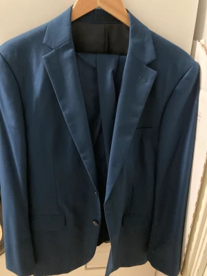 Kostym fullset  - Använd 2ggr under studenten  Kavaj 52  Byxor 38/30  Kostar 2000kr på dressman Använd 2 ggr under studenten