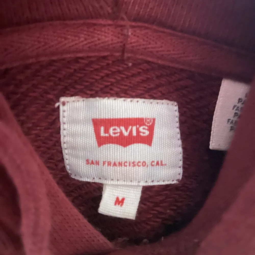 Säljer min Levi’s oversized hoodie, storlek medium. I bra skick. Inte funnit användning för den så väljer då att sälja den.. Hoodies.