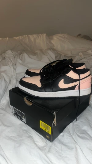 Jordan 1 low - säljer nu mina jordan 1 low crimson då dom inte används, jättefina skor i nyskick. Skickas så fort som möjligt💕pris kan diskuteras (kartong medföljer om det önskas)