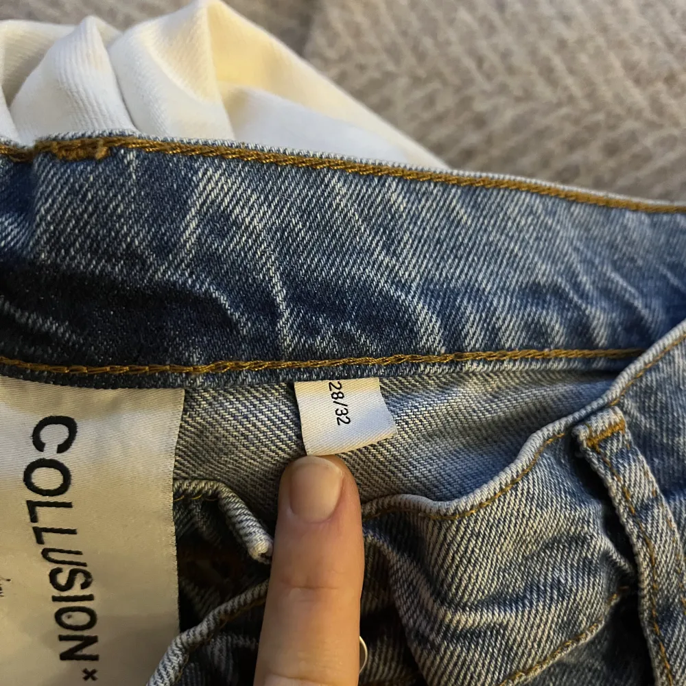 Jättesnygga jeans från collusion i storlek 28/32. Säljer på grund av att dom är för stora. Använda 1 gång, är som nya! Modellen är såå snygg 🤩Är lite ljusare än vad som synes på bilden. 175 kr. Jeans & Byxor.